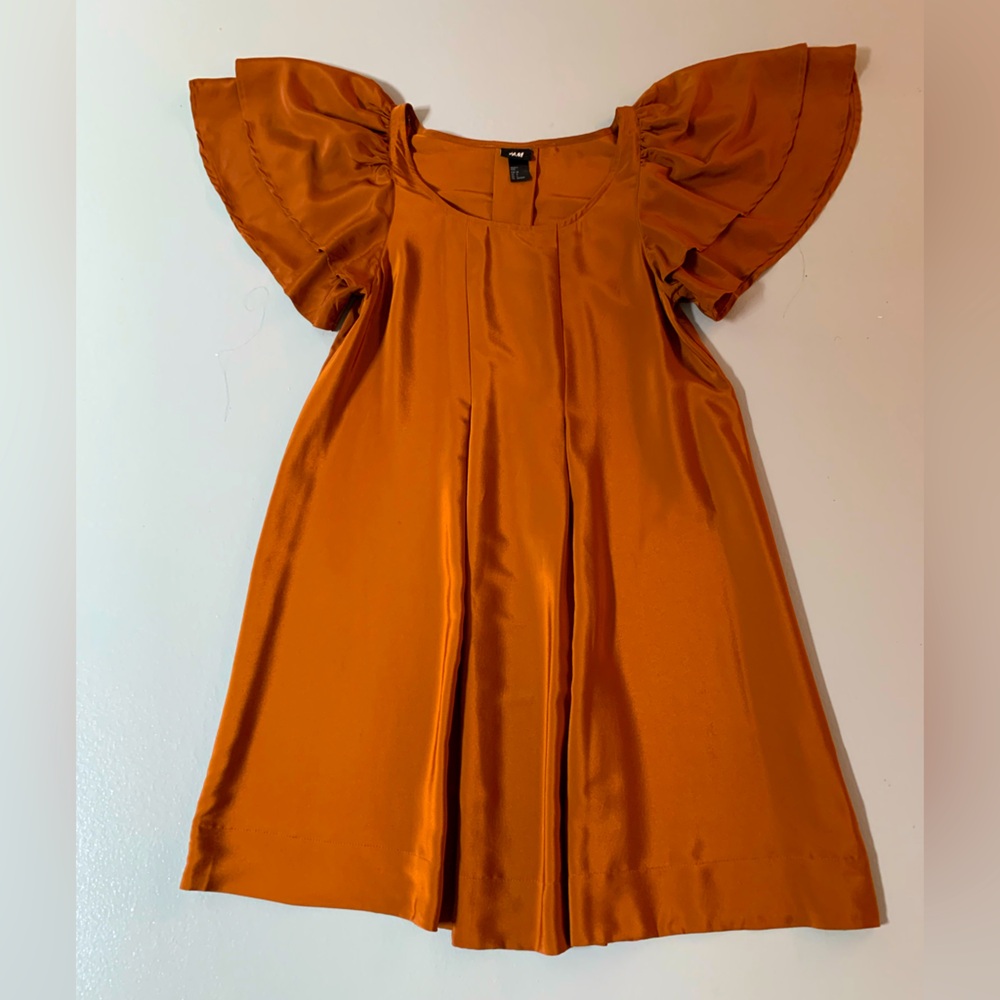 Copper coloured dress with fluttery sleeves and a loose fit - size S